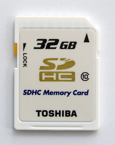 03_toshiba_SDHC_32GB_front_.jpg